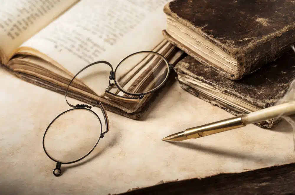 old eyeglasses that were popular in historic times